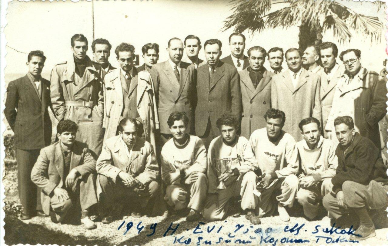 Demirsporlu-atletler.-1949-Halkevi-7500-metre-sokak-kosusunu-kazanan-takim.jpg
