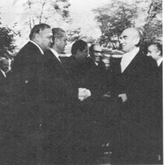 Fahri-Koruturk-Ataturk-Konutunda-1974.jpg